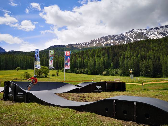 Im Sommer wird aus dem Langlauf- ein Bikecenter mit kleinem Parcours.