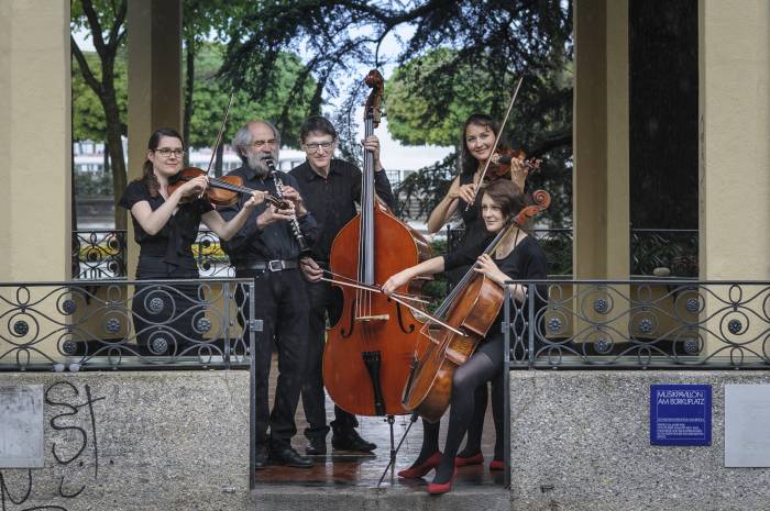 „Ils Fränzlis da Tschlin“, das sind Domenic, Anna Staschia, Cristina, Madlaina und Curdin Janett an Klarinette, Geige, Cello, Bratsche und Kontrabass. 