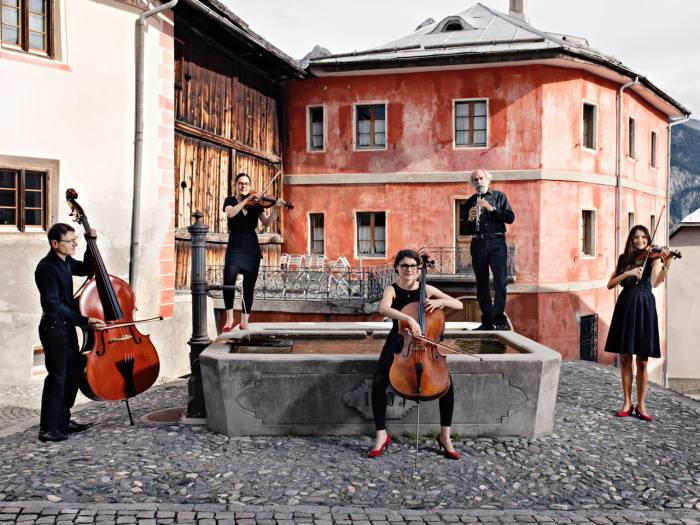 Ils Fränzlis da Tschlin in Tschlin 2018. Von links nach rechts: Curdin Janett, Madlaina Janett, Cristina Janett, Domenic Janett, Anna Staschia Janett.
