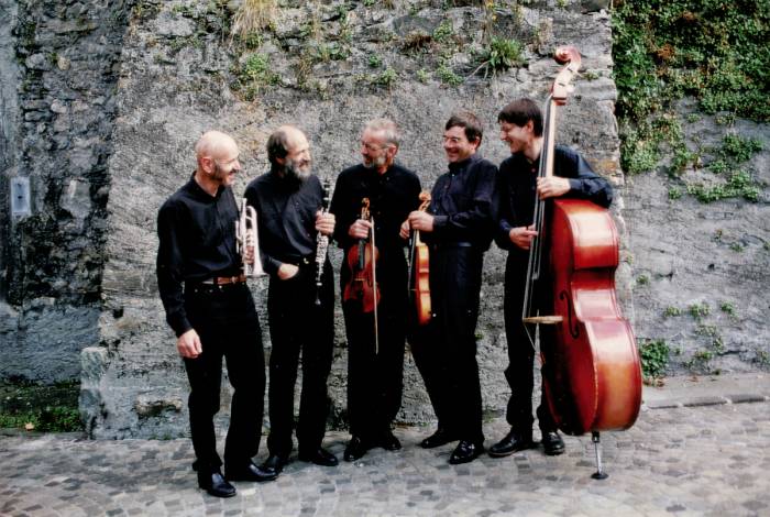Ils Fränzlis da Tschlin 1996. Von links nach rechts: Duri Janett, Domenic Janett, Men Steiner, Flurin Caviezel, Curdin Janett.
