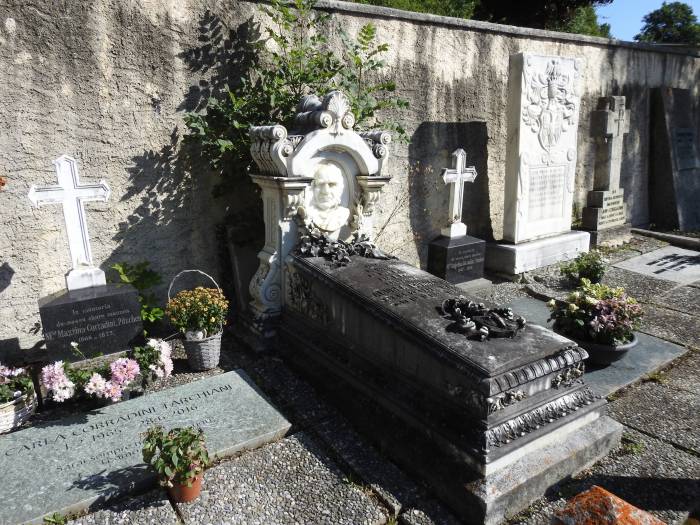 Nicht wenige der Senter Randulins sind auch auf dem Friedhof Sent begraben. In durchaus stattlichen Grabstätten.