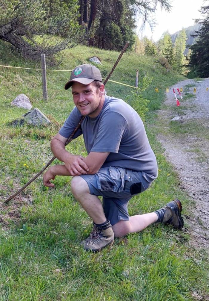 Markus Netzer ist 41 Jahre alt, verheiratet, Vater von zwei Kindern, Dominik (9) und Angela (12). Er betreibt einen Bauernhof in Tarasp mit Milchkühen und Kälbermast.