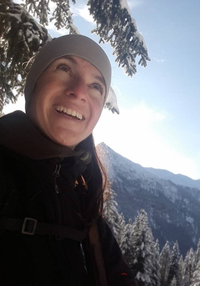 Claudia Alini – selbstständig mit ihrem Kreativladen «ideas CA» und Bezirksleiterin der Wanderwege Graubünden für die Ferienregion. Sie liebt es, mit offenen Augen durch die Natur zu gehen, die kleinen und grossen Momente zu geniessen und neue Orte zu entdecken.