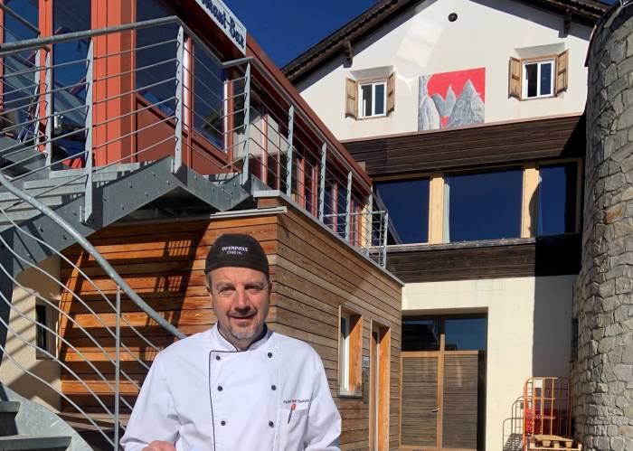 Peider Andri Toutsch ist Besitzer und Wirt des Hotels und Restaurants Süsom Givè auf der Ofenpasshöhe. Er führt den Betrieb seit 26 Jahren und in 3. Generation. Gebaut hat das Gasthaus sein Urgrossvater für seine Grossmutter.