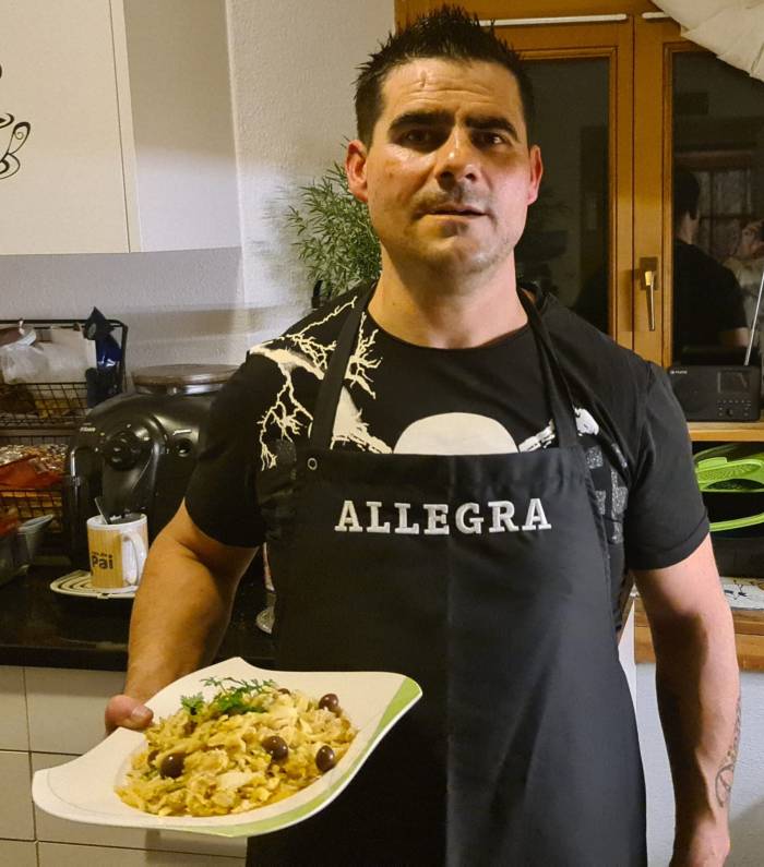 Célio Manuele Silva Carvalho lebt seit 20 Jahren im Engadin. Er wohnt mit seiner Frau Paula und den beiden Kindern Leandro und Diego in Susch. Bereits seit 18 Jahren arbeitet er bei der Bäckerei Giacometti in Lavin.