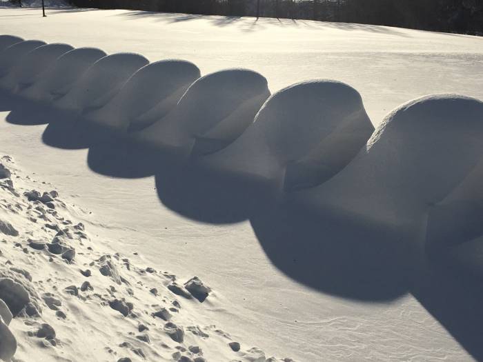 Panzersperren als Landart im Schnee.