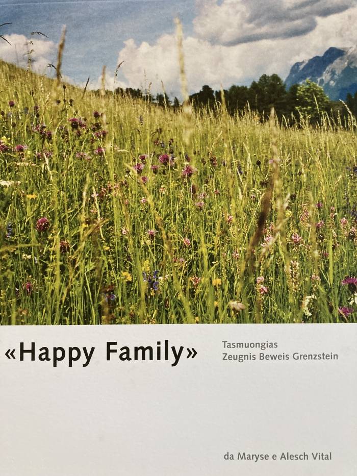 Gibt es in der Libraria Poesia Clozza zu kaufen: das Buch «Happy Family» von Maryse und Alesch Vital. 