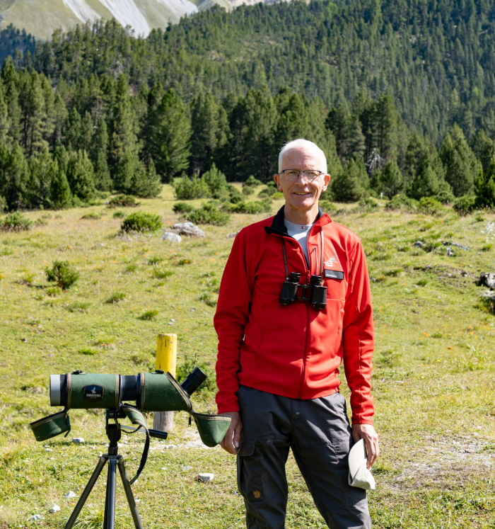 Auf verschiedenen Rastplätzen im Nationalpark gibt er Auskunft und sensibilisiert die Gäste
(hier: Alp Stabelchod).
