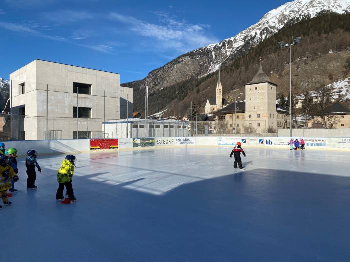 Der Sportplatz ist im Winter ein Eisfeld.