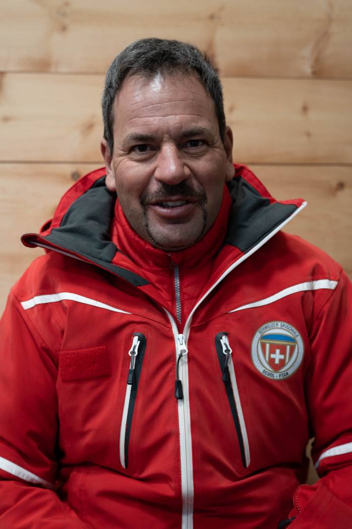 Claudio Marighetto ist seit 2009 Kinderskilehrer in Ftan. Er macht das mit Begeisterung und hat bestimmt schon hunderten von Kindern das Skifahren beigebracht. Wenn der Rücken mitmacht will er noch einige Jahre weiter unterrichten. Im Sommer arbeitet Marighetto als Maschinist und Kranführer auf dem Bau.