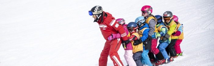 Kinder sind der Nachwuchs für die Piste. Deshalb gibt es vielfältige Angebote, um ihnen den Pistensport schmackhaft zu machen – wie der neue Kinderskilift auf Minschuns.