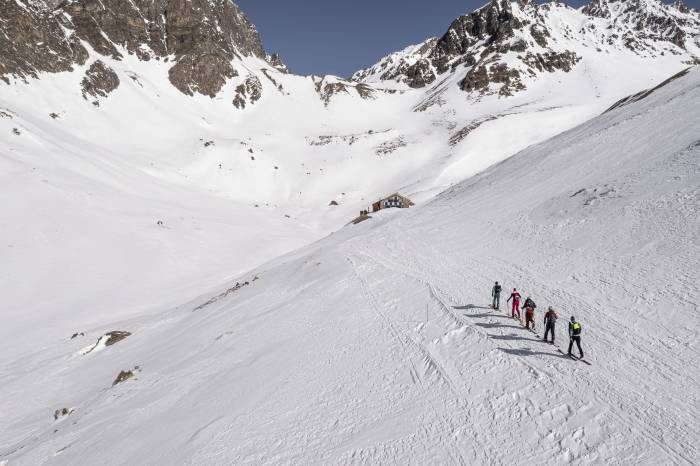 Eine Skitourengruppe auf dem Weg zur Chamonna Tuoi im Winter 2021/22.