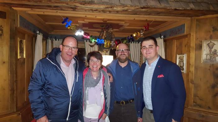 Die Familie Fischli hat ihr Herz an Samnaun verloren. Vater Roger, Mutter Verena und Sohn Andrin (ganz rechts) mit Bernhard Aeschbacher vom Tourismusbüro.