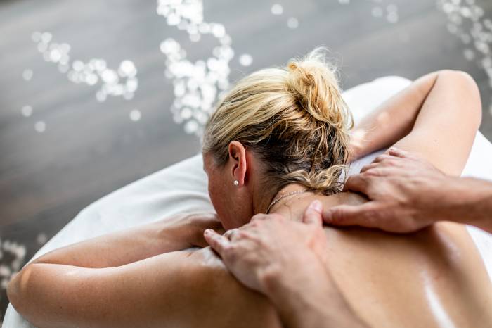 Die klassische Massage (Foto typähnlich) dient zur mechanischen Beeinflussung von Haut, Bindegewebe und Muskulatur durch Dehnungs-, Zug- und Druckreiz.