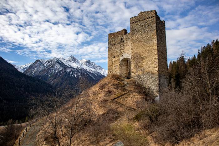 Zeugenaussagen werden etwa bei der Burgruine Tschanüff gesammelt.