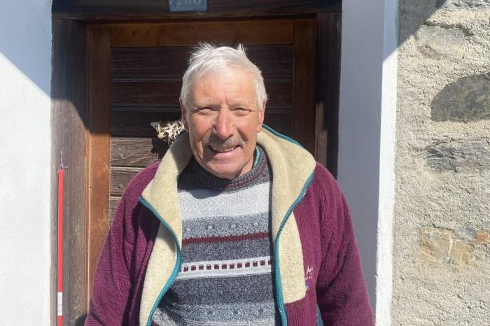 Domenic Riatsch ist 1950 in Vnà geboren und lebt heute noch mit seiner Frau hier. Erlernt hat er den Beruf des Bauern und er besucht noch jeden Tag den Hof seines Sohnes.
