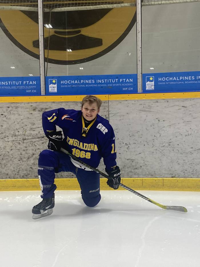 Die Eishalle Gurlaina ist Nico Suters Lieblingsort, weil er da seinem Hobby, dem Eishockey frönen kann.