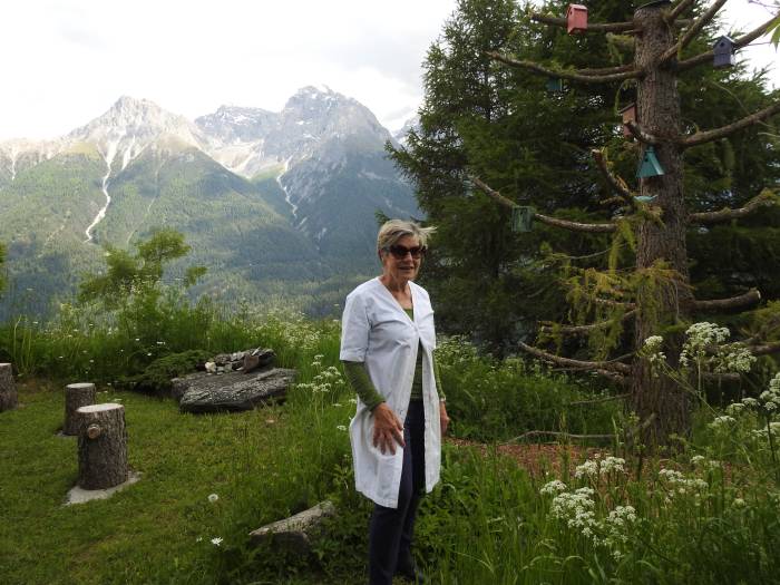 Heidi Kny in ihrem Garten, in dem auch die Werkschau stattfinden wird.