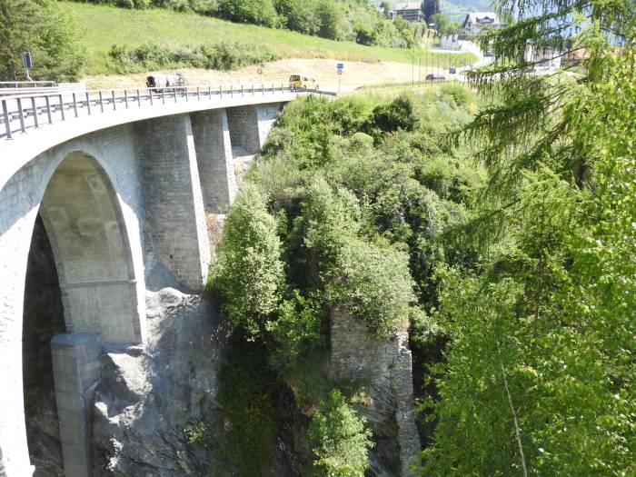 Rechts unterhalb der Brücke über die Brancla bei Ramosch sieht man das alte Brückenfundament.