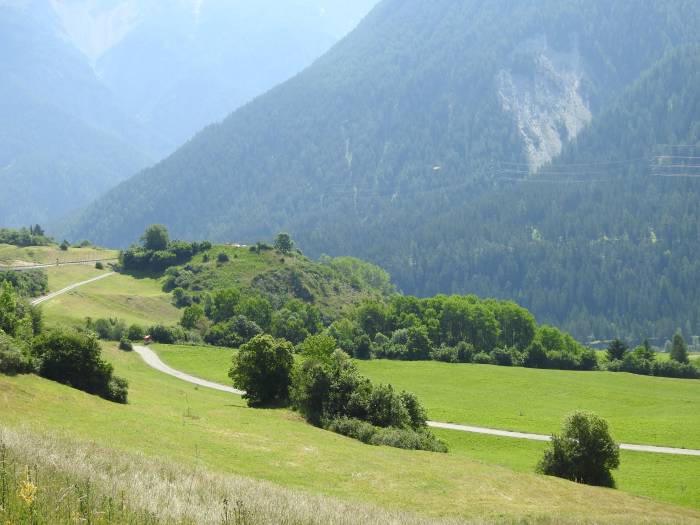 Auf dem Platz an der Strasse, wo jetzt Holz gelagert wird, stand früher der Galgen, deshalb der Name Fuorcha.