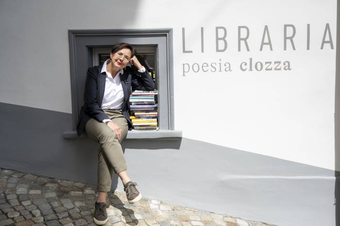 Simone Nuber leitet die Libraria Poesia Clozza und hat mitsamt ihrem Team den Titel «Schweizer Buchhandlung des Jahres» gewonnen.