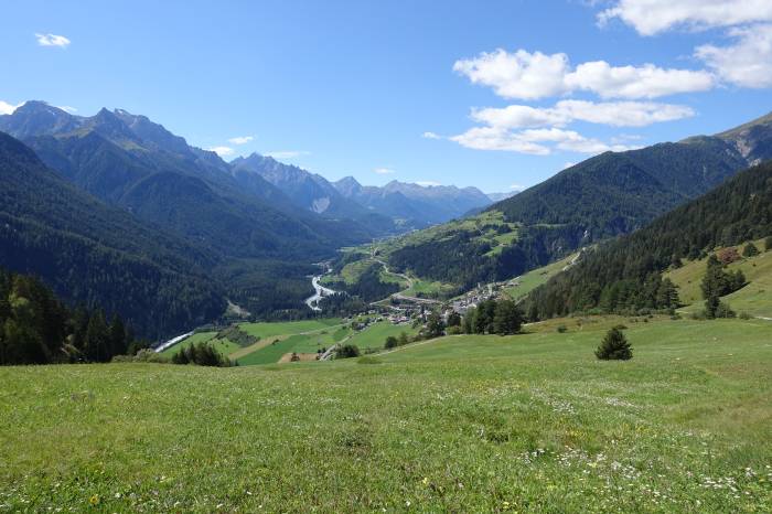 Blick in die Landschaft des Unterengadins talaufwärts.