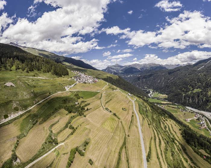 Landschaften wissen viel zu erzählen – so etwa die Terrassen rund um Tschlin.