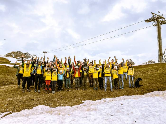 Viele tatkräftige Hände halfen beim Pisten-Cleanup in Scuol mit und formten den ersten Einsatz der Gruppa Dürabilità.