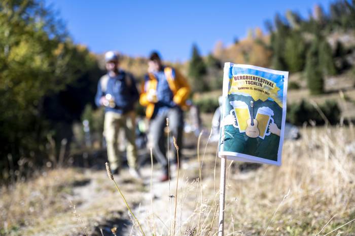 Am Bergbierfestival wird von Tschlin nach Ramosch gewandert und Bier degustiert.