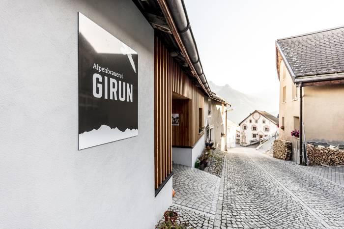 Die Alpenbrauerei GIRUN in Tschlin befindet sich im umgebauten Heustall mit herrlicher Panorama-Aussicht.