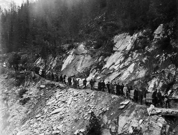 Erste Steinbockaussetzung im SNP am 20. Juni 1920 vor der Spölbrücke
