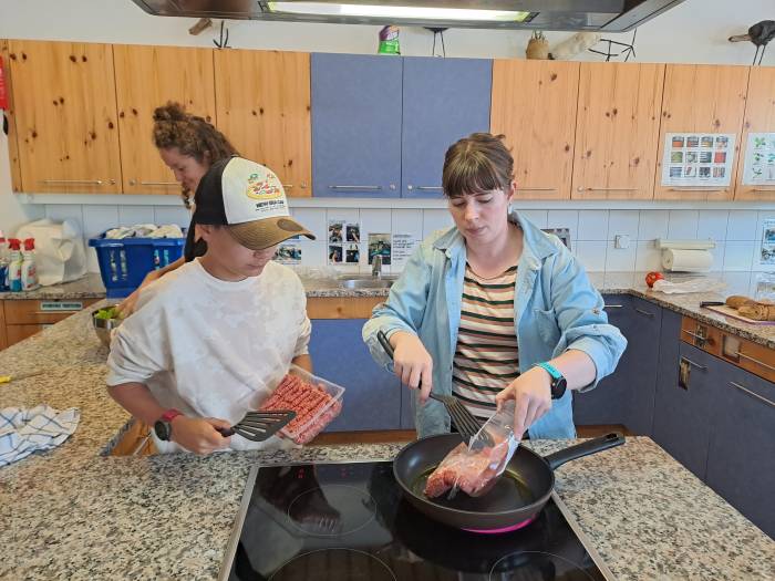 Meret Wüest (rechts) leitet den Jugendtreff in Scuol und hilft tatkräftig mit, hier beim Fajita machen.