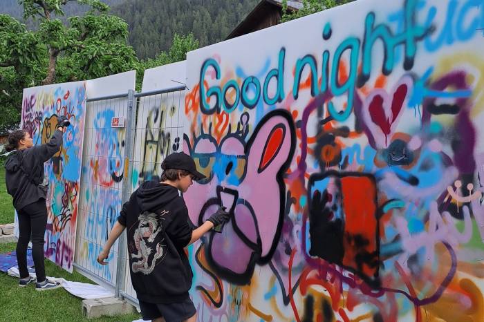 Auch legal Graffitis sprayen lernt man im Jugendtreff. Aber selbstverständlich ist das Angebot in Scuol und auch in Valsot noch viel grösser.